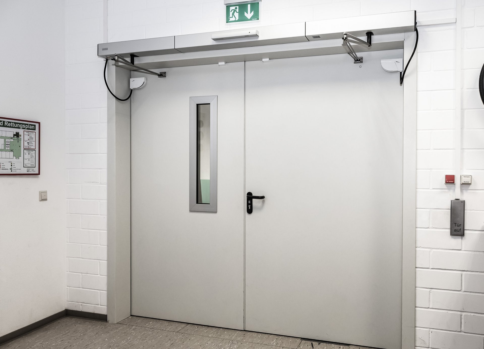 Wareneingang der GHD GesundheitsGmbH in Dresden mit automatischen Flügeltürantrieben