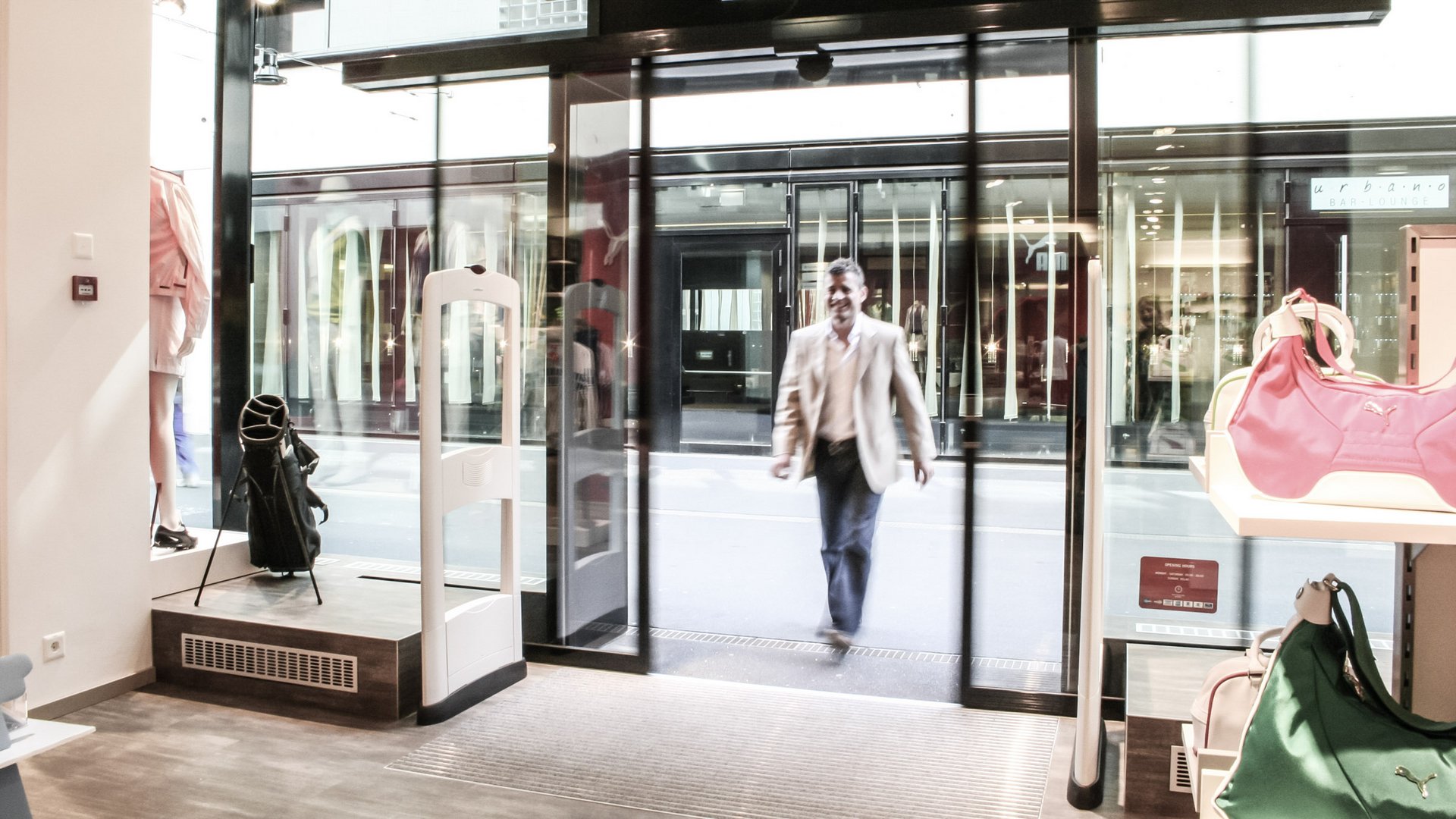 Eingang Modegeschäft im Shoppingcenter Sihlcity in Zürich mit einer automatischen Schiebetür