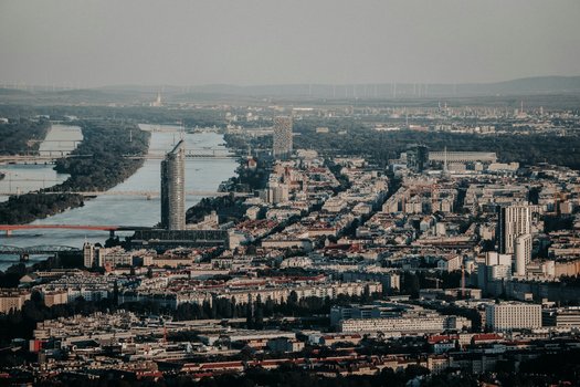 Gebäude der BCV Bank in Lausanne mit einer automatischen Schiebetür