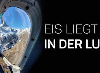 Die traumhafte Aussicht durch das Helikopterfenster aufs Matterhorn gleicht die schwierigen Arbeitsbedingungen wieder aus.