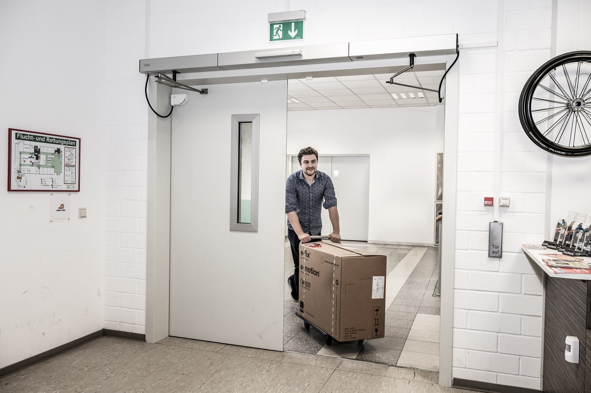 Wareneingang der GHD GesundheitsGmbH in Dresden mit automatischen Flügeltürantrieben
